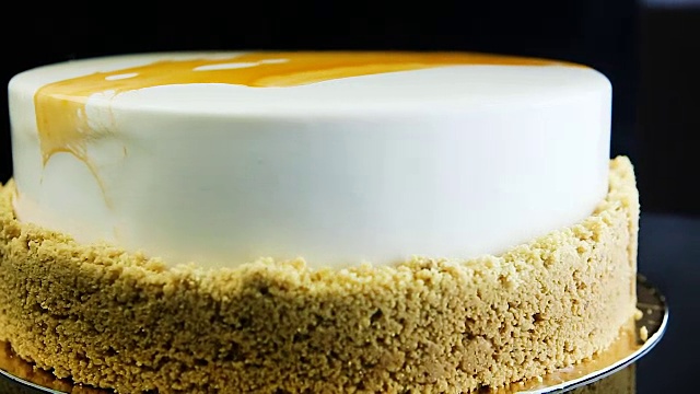 鲜白的麝香蛋糕缓缓移动视频素材