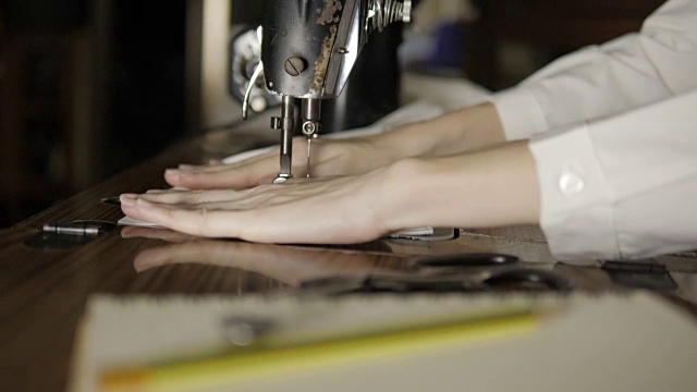 女人用缝纫机缝布视频素材