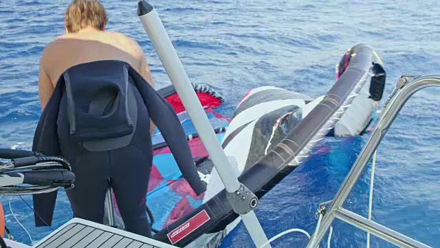 4K人充气风筝冲浪风筝在水上，实时视频素材