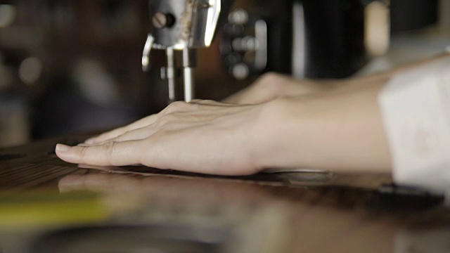 女裁缝用缝纫机缝纫视频素材