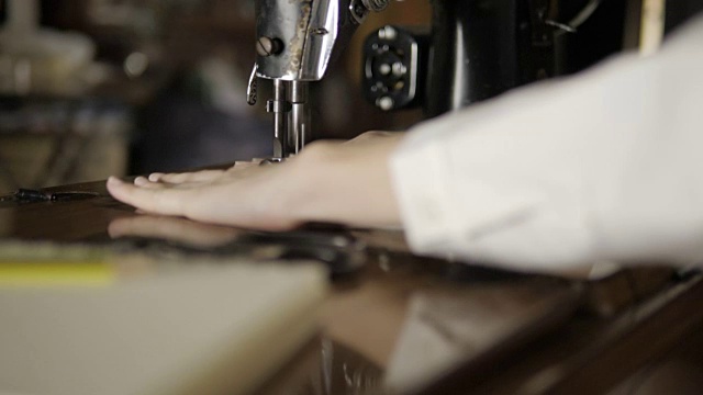 手女用旧缝纫机缝制织物视频素材