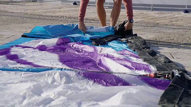 4K工人在阳光明媚的码头上准备风筝冲浪设备，实时视频下载