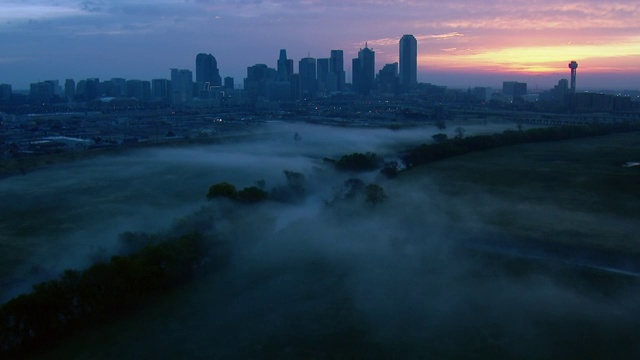 黎明时分有雾的达拉斯市中心视频下载