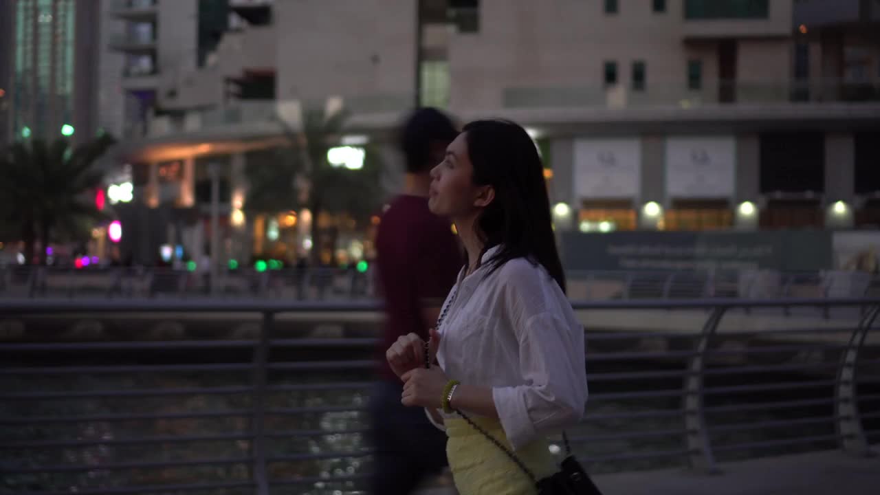 镜头拍摄，黄昏时分，一名女子走在迪拜视频素材
