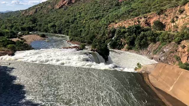 水从哈特比斯波特大坝流出视频下载