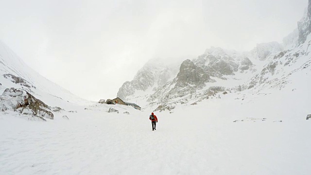独自登山者开始征服高峰。本尼维斯山——不列颠群岛最高的山。视频素材