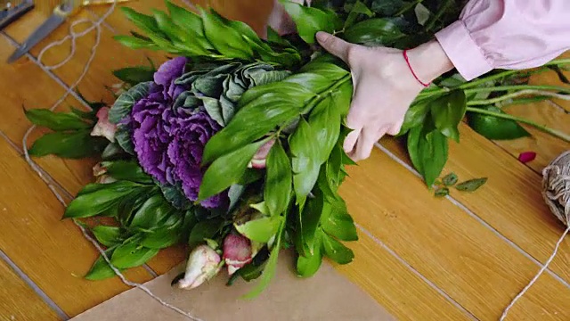 俯视图:花商领带现代花束视频下载