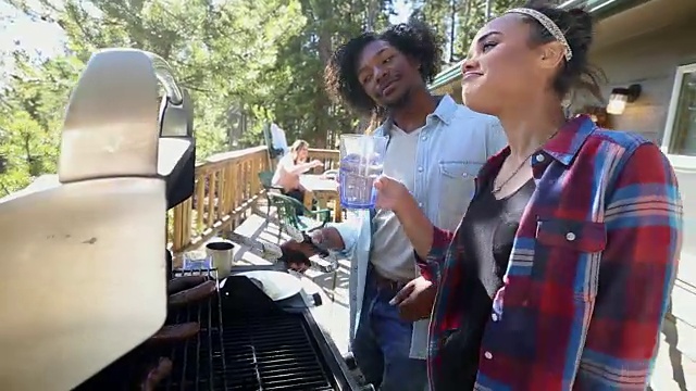 年轻的非裔美国男女度假时在户外烧烤视频下载