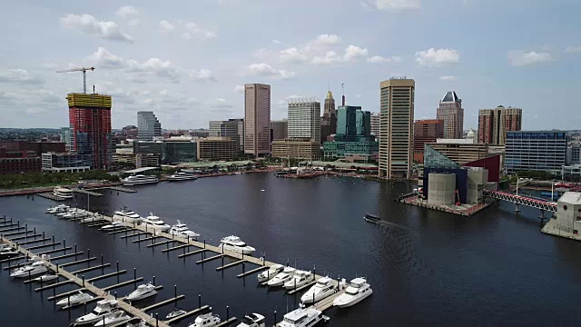 一架无人机俯瞰马里兰州巴尔的摩市内港视频下载