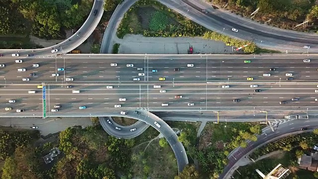 高速公路在高峰时间的鸟瞰图视频下载