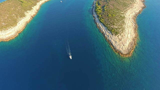 4K无人机在宁静、阳光明媚的海洋上实时拍摄帆船视频素材