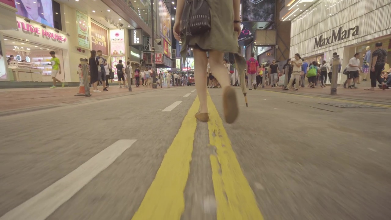低角度，香港街头的女人视频素材