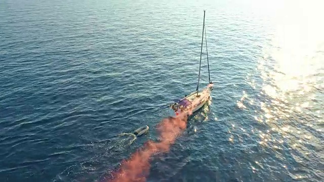 4K人在帆船上使用红色求救信号弹，实时视频素材