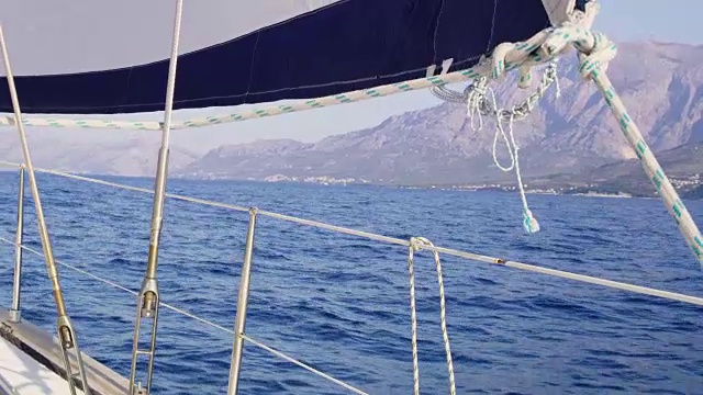 帆船上的帆和索具在海上实时移动视频素材