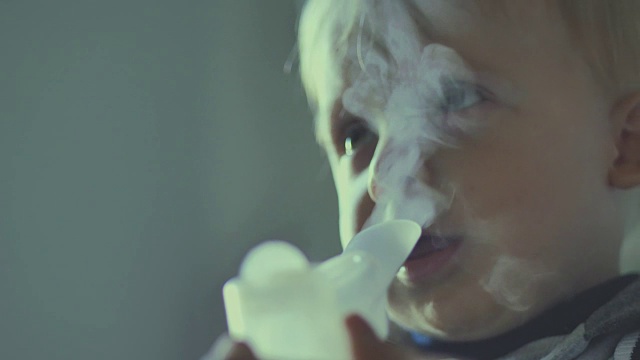男婴用气雾剂做吸入器治疗视频下载