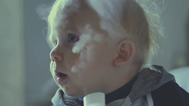 男婴用气雾剂做吸入器治疗视频下载