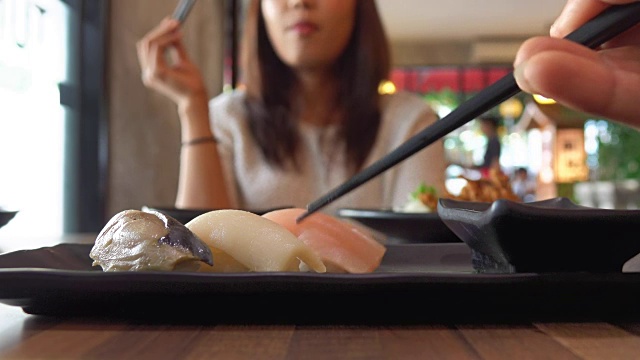 吃寿司的观点视频下载