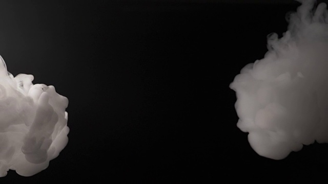 两大团白烟在慢动作中作为抽象的背景视频素材