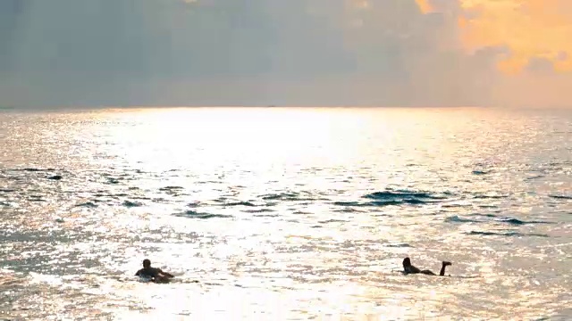 冲浪者乘坐波浪剪影视频素材