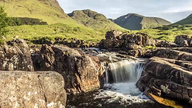 在英国苏格兰格伦埃蒂，多莉拍摄了一幅长时间曝光的天堂般的瀑布景观视频下载