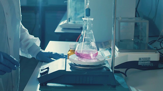 实验室技术员在实验室混合化学药品的慢动作视频购买