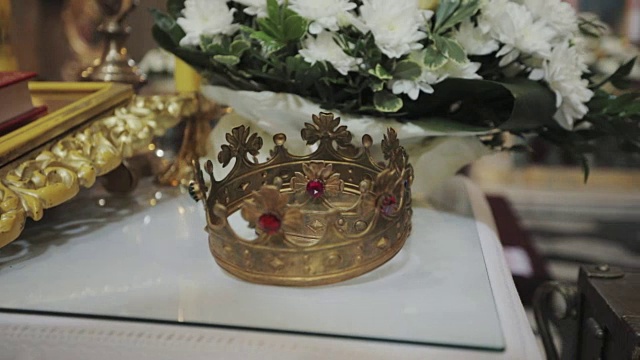 在教堂举行的婚礼上戴两个王冠视频下载
