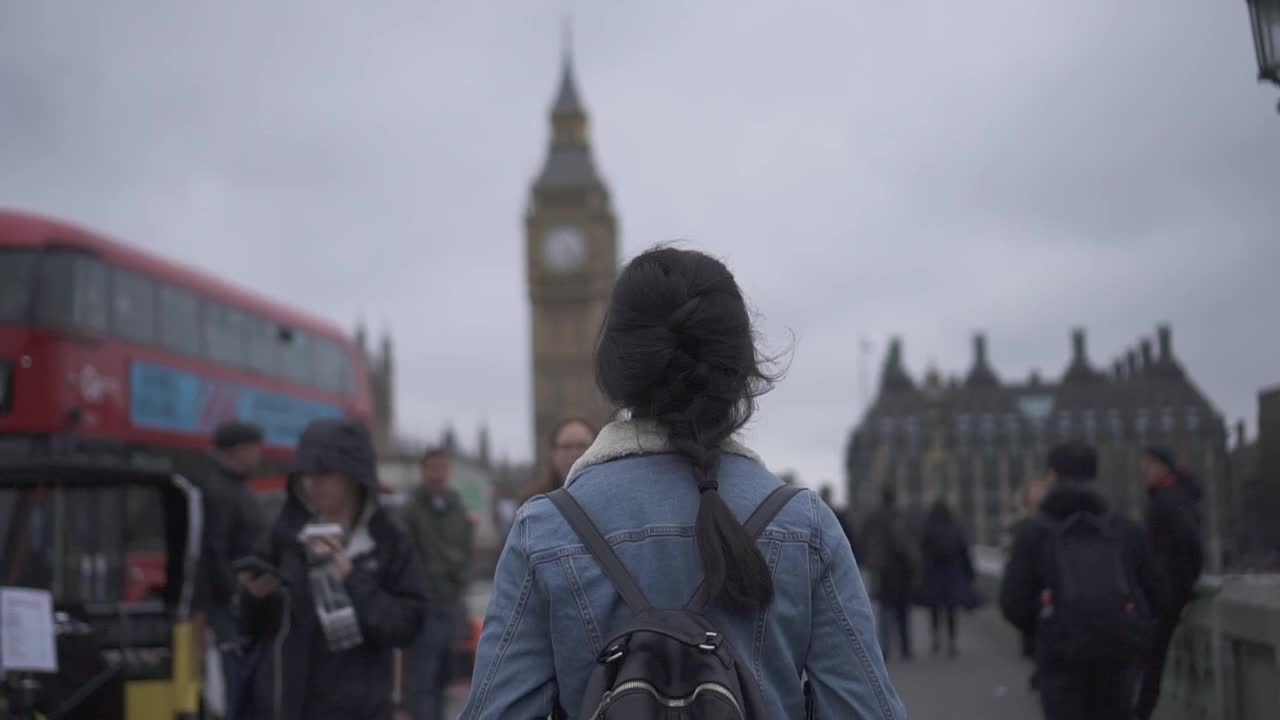 跟踪拍摄，一名女子走向伦敦的大本钟视频素材