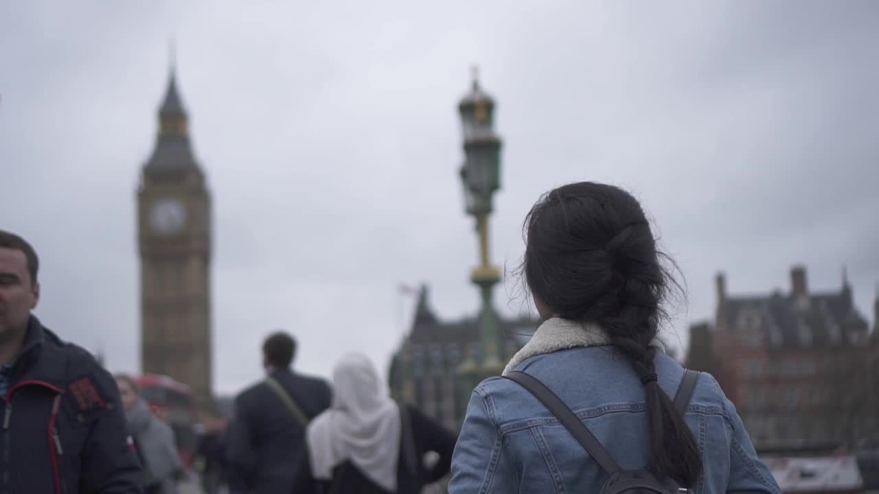 游客步行到伦敦的大本钟视频下载