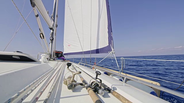 阳光明媚的帆船甲板上的钓鱼杆，实时拍摄视频素材