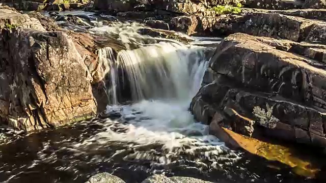 在英国苏格兰格伦埃蒂，多莉拍摄了一幅长时间曝光的天堂般的瀑布景观视频下载