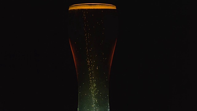 冰镇淡啤酒在玻璃杯中与水滴。旋转360度视频素材