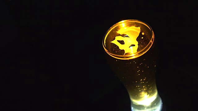 冰镇淡啤酒在玻璃杯中与水滴。旋转360度视频素材