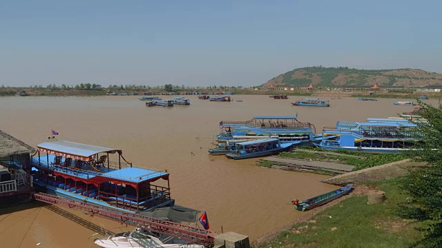 被污染的洞里萨湖和上面漂浮的村庄Chong Khneas视频素材