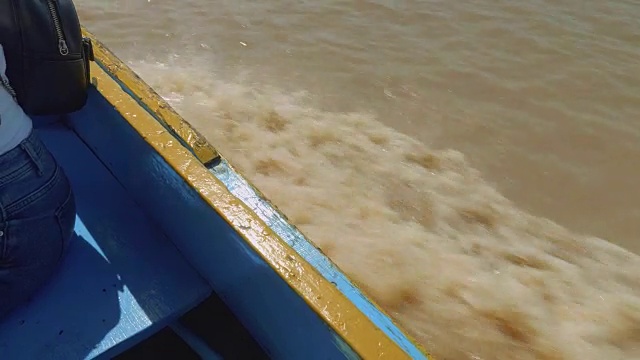 从帆船上看洞里萨湖的黄色但未受污染的水视频素材
