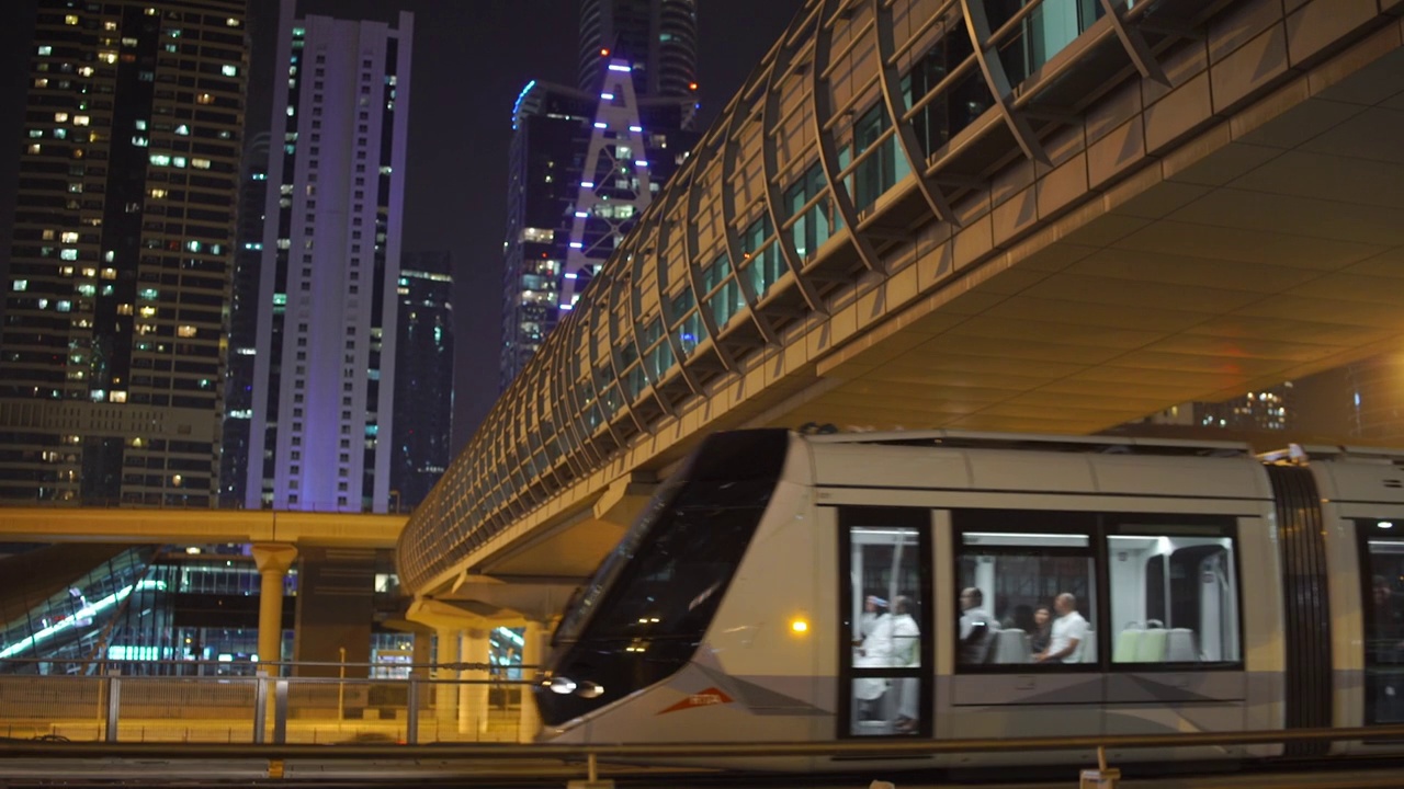 晚上的迪拜地铁视频素材