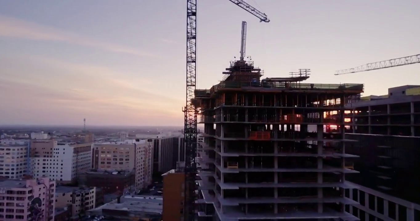 无人机在洛杉矶市中心部分建成的公寓楼周围飞行视频素材