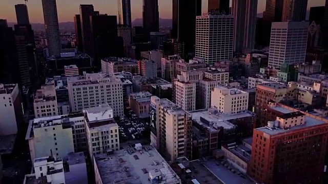 飞越洛杉矶市中心塔吊大楼公寓视频素材