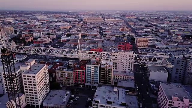 无人机在洛杉矶市中心建筑起重机的吊杆周围飞行视频素材