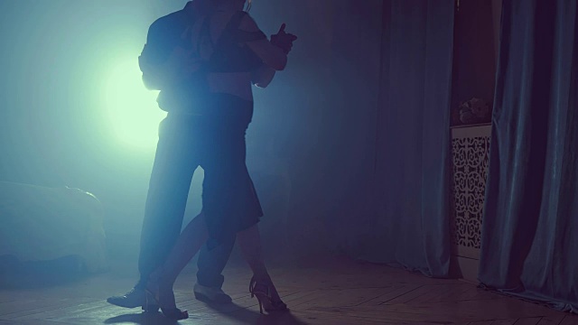 由两名交际舞演员表演的舞蹈的最后一分。烟雾缭绕的工作室剪影视频下载