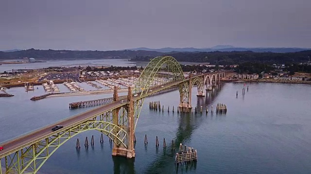 在俄勒冈州亚奎纳湾大桥上空拍摄视频下载