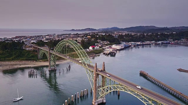 鸟瞰亚奎纳湾大桥和纽波特，俄勒冈州视频下载