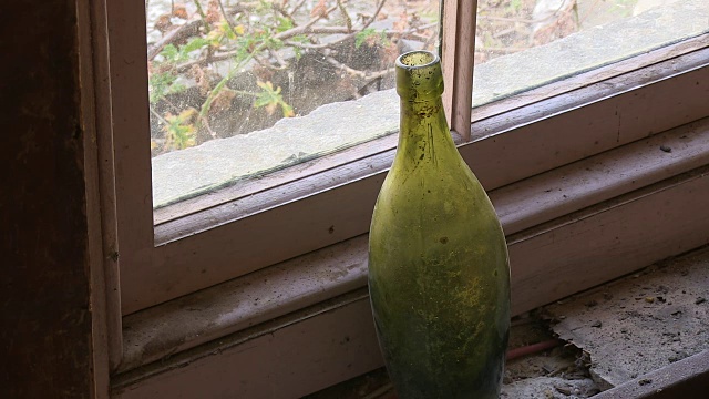 绿色的花瓶放在窗玻璃旁边视频下载
