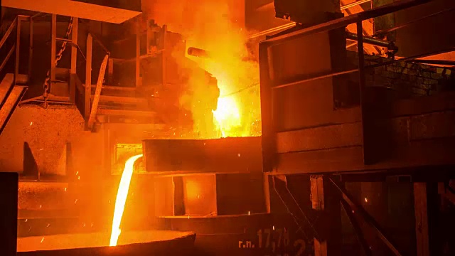 铸造铁合金工厂的工人视频下载