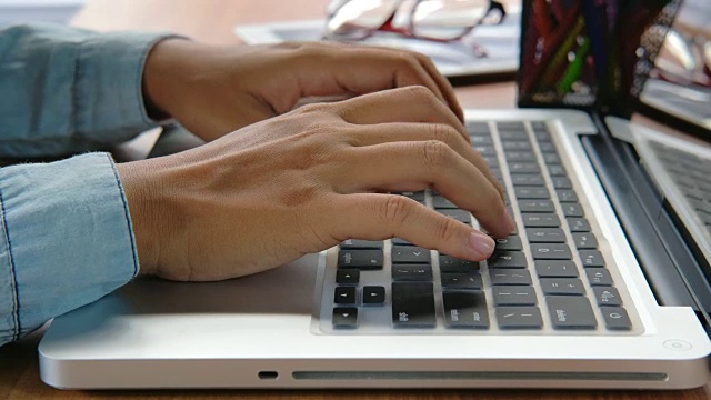 女人的手在电脑上打字视频素材