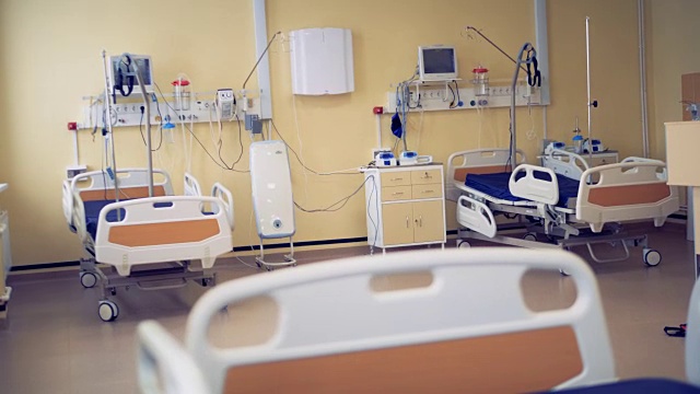 设备齐全的医院病房，有三张病床视频素材