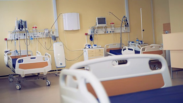 在一间现代化的病房里展示着三张带轮子的床视频素材