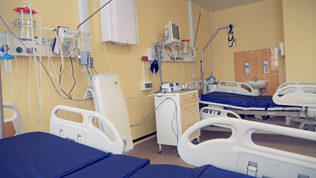 医院病房有现代化的医疗设备和两张床视频素材