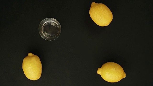 三个柠檬两个橙子挤在一个杯子里。定格动画视频素材