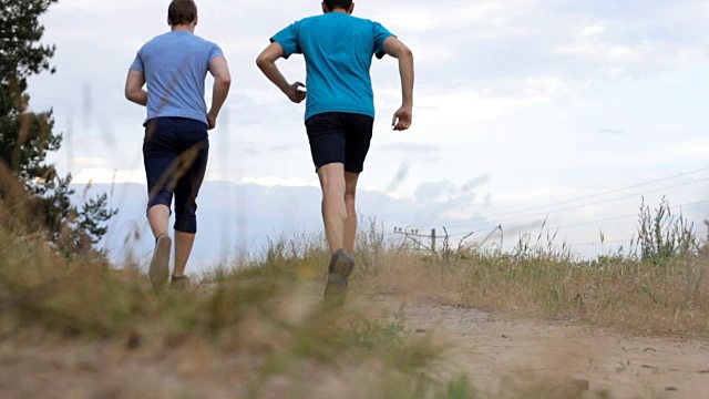 两名运动员在崎岖的地形上奔跑视频素材