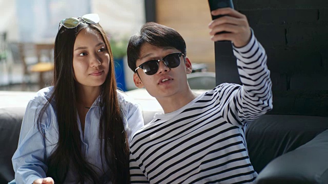 亚洲情侣在室外阳台自拍视频素材
